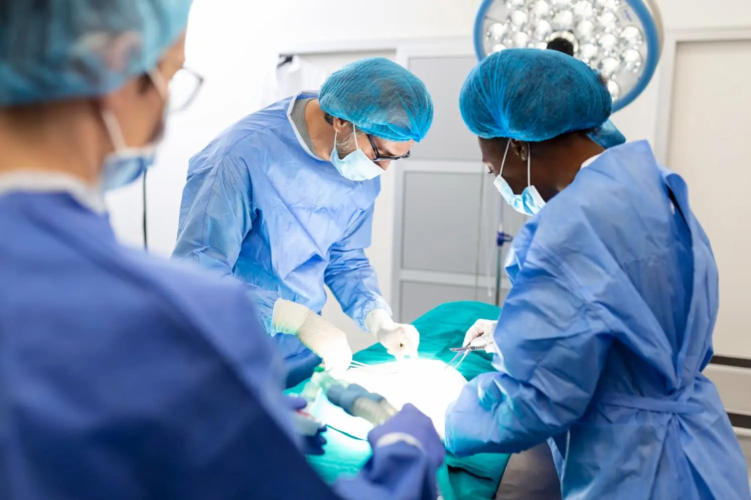 surgeon-team-uniform-performs-operation-patient
