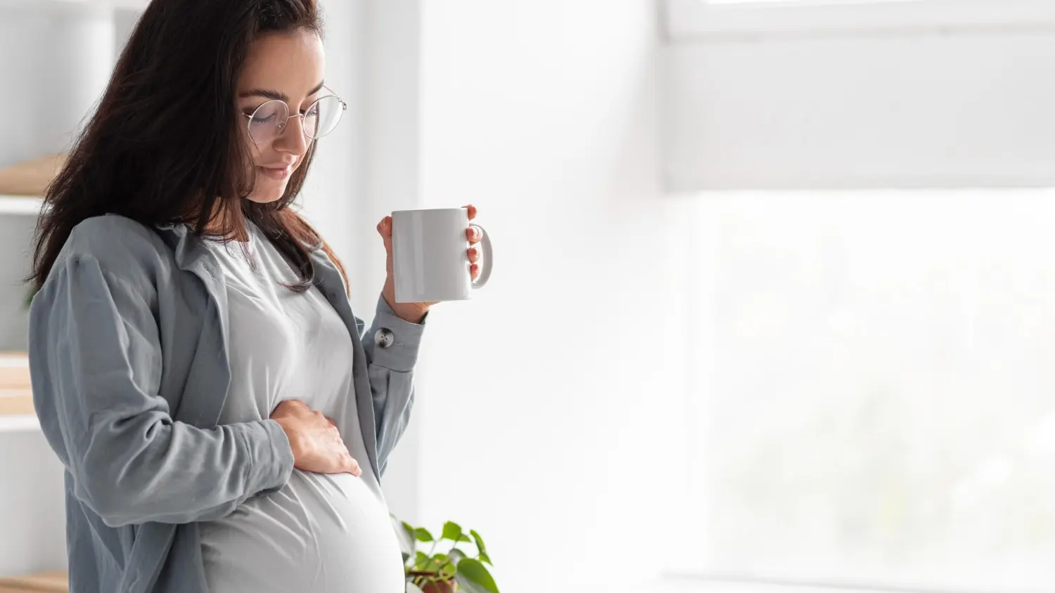side-view-pregnant-woman-home-with-mug-coffee